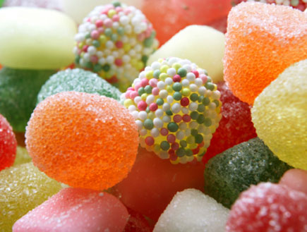 קלוז אפ של מלא סוכריות גומי צבעוניות (צילום: istockphoto)