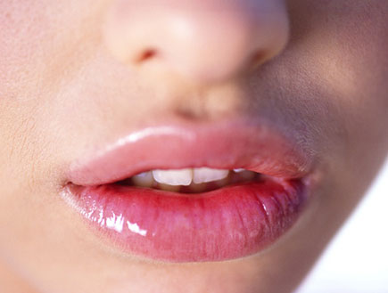 שפתיים 8- קלואז אפ של שפתיים ורודות חושניות (צילום: jupiter images)
