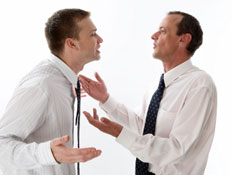 שני גברים בלבן עם עניבה מדברים עם הידיים (צילום: istockphoto)