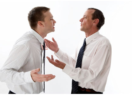 שני גברים בלבן עם עניבה מדברים עם הידיים (צילום: istockphoto)