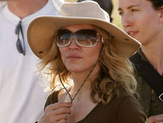 מדונה בכובע חאקי ומשקפי שמש (צילום: Reuters)