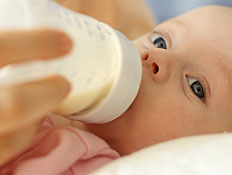 קלוז אפ של תינוק שותה חלב מבקבוק (צילום: Damir Cudic, Istock)