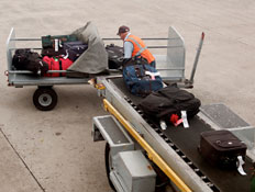 פריקת מזוודות מהמטוס לעגלה