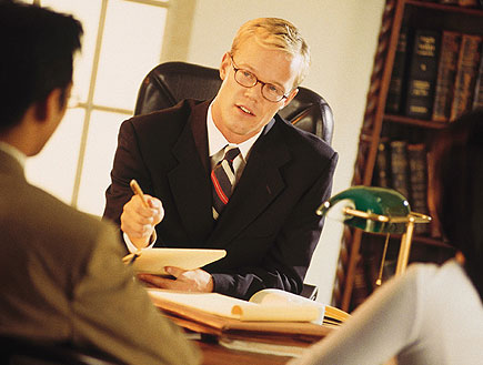 זוג יושב במשרד מול גבר בחליפה ומשקפיים (צילום: jupiter images)
