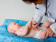 אישה בחלוק לבן מזריקה חיסון לתינוק ברגל (צילום: dra_schwartz, Istock)