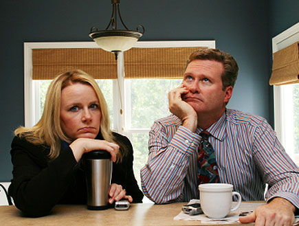 גבר ואישה יושבים בשולחן עם כוסות וחושבים (צילום: killerb10, Istock)