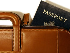 דרכון מתןך תיק נסיעות