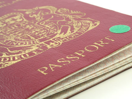 דרכון אדום על רקע לבן