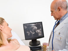 רופא בודק אישה בהריון באולטראסאונד (וידאו WMV: jupiter images)