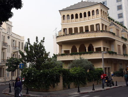 חזית בית הפגודה בתל אביב (צילום: עודד קרני)