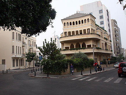 בית הפגודה בתל אביב והכביש (צילום: עודד קרני)