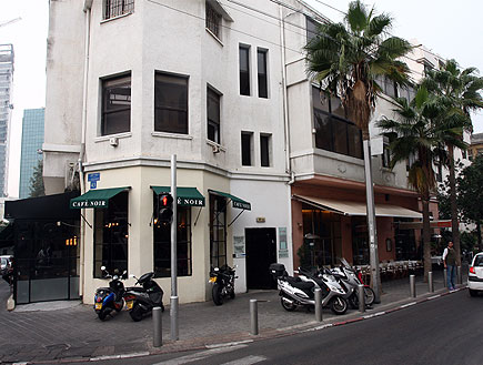 בית קפה נואר בתל אביב (צילום: עודד קרני)