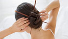 שיער נשים- תמונה מלמעלה של תסרוקת עם צ'ופסטיקס (צילום: jupiter images)