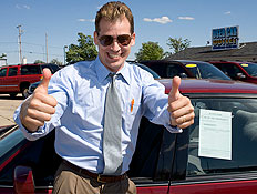 סוכן מכוניות מרוצה (צילום: jupiter images)