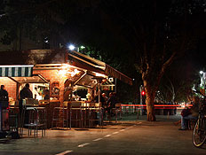 קפה בר בשדרות רוטשילד בתל אביב בלילה (צילום: עודד קרני)