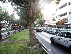 מונית חולפת בשדרות רוטשילד בתל אביב (צילום: עודד קרני)