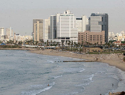 קו החוף של תל אביב - מגדל trade tower באמצע (צילום: עודד קרני)