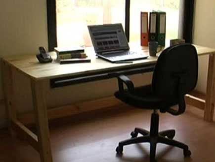 שולחן עבודה מעץ עם מחשב נייד וקלסרים ליד חלון (צילום: הום מייד)