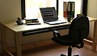 שולחן עבודה מעץ עם מחשב נייד וקלסרים ליד חלון (צילום: הום מייד)