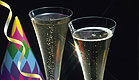 שתי כוסות שמפניה גבוהות עם סרטים ומשרוקיות של מסיב (צילום: jupiter images)