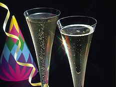 שתי כוסות שמפניה גבוהות עם סרטים ומשרוקיות של מסיב (צילום: jupiter images)