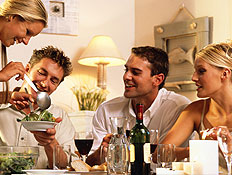 שני זוגות יושבים בארוחה עם סלט, יין ונרות (צילום: jupiter images)