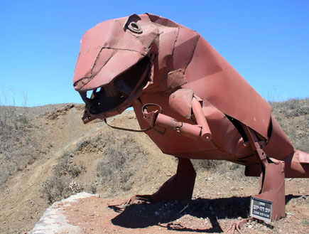 פסל דינוזאור בהר בנטל (צילום: איל שפירא)