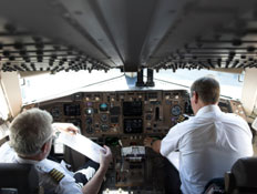 2 טייסים יושבים בתא טייס (צילום: ad_doward, Istock)