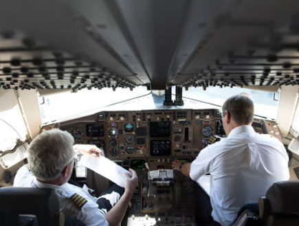 2 טייסים יושבים בתא טייס (צילום: ad_doward, Istock)