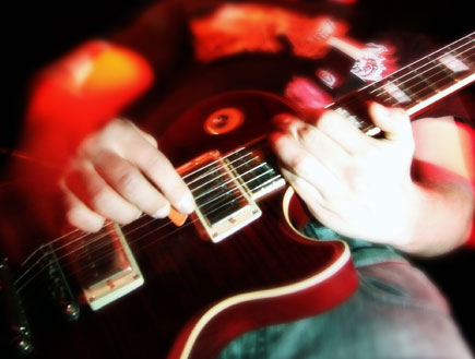 מוזיקה בדבלין-מבט של ידיים מנגנות בגיטרה (צילום: SXC, SXC1)