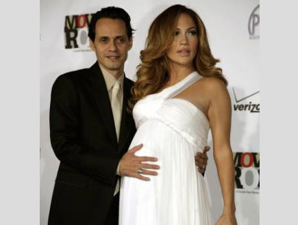 סלברטאיות בהריון 16- ג'ניפר לופז בשמלה לבנה ובעלה (צילום: Reuters)