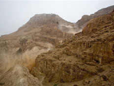 שטפון במערת קומראן (צילום: אור גץ)