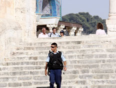מאבטח במדי משטרה יורד במדרגות (צילום: מערכת MAKO 5)