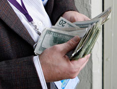 אדם מחזיק שטרות אדם מחזיק שטרות