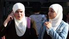 נשים ערביות בכיסוי ראש השמאלית בטלפון (צילום: מערכת MAKO 5)