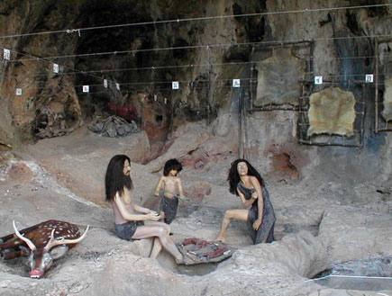 בובות של אדם קדמון במערה (צילום: איל שפירא)