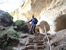 איש בראש גרם מדרגות במערת מדרס (צילום: איל שפירא)