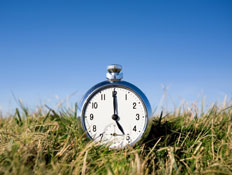 שעון המכוון על שעה 5 מונח על דשא (צילום: RenÃ© Mansi, Istock)