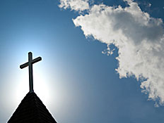 צלב בראש כנסייה, ענננים ברקע (צילום: אור גץ, istockphoto)