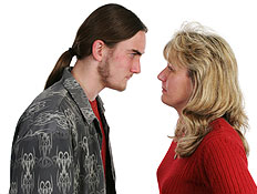 אישה באדום מימין ומולה נער מתבגר עם קוקו מסתכלים ז (צילום: lisafx, Istock)