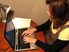 ילדה מקלידה על מחשב נייד (צילום: stock_xchng)