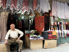 חנות בשוק הערבי בעיר העתיקה (צילום: עודד קרני)
