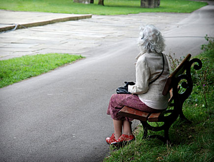 קשישה יושבת על ספסל (צילום: ilbusca, Istock)