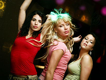 שלוש בחורות במועדון (צילום: אור גץ, istockphoto)