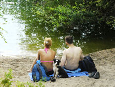 זוג וכלבלב על שפת אגם בברלין (צילום: סתיו שפיר - לא לשימוש)
