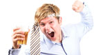 בחור שיכור עם עניבה (צילום: istockphoto)