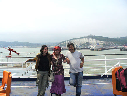 שלושה אנשים על רקע נמל ימי (צילום: סתיו שפיר - לא לשימוש)