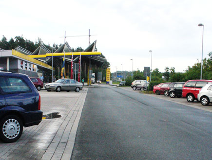 מכוניות חונות בצידי כביש ריק לפני תחנת דלק (צילום: סתיו שפיר - לא לשימוש)