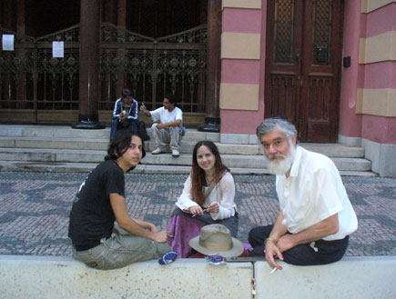 הרב דושינסקי עם בחור ובחורה בפראג (צילום: סתיו שפיר)