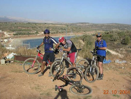 טיולים בצפון: שלושה רוכבי אופניים במסע מים לים (צילום: איל שפירא)